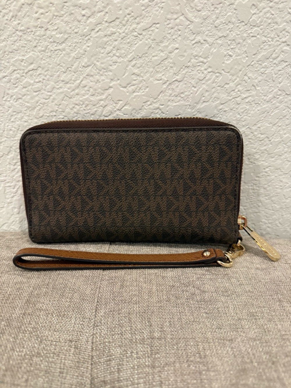 Michael Kors Brown Jet Set Signature Logo Smartphone Wristlet with Gold Hardware - Picture 2 of 3
